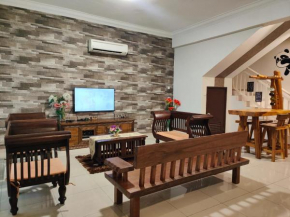 Wood Theme Home / town centre / 18pax